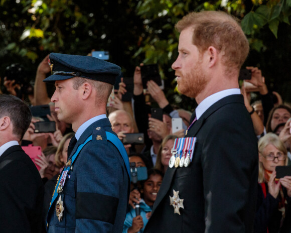 Le prince William, prince de Galles, le prince Harry - Procession cérémonielle du cercueil de la reine Elisabeth II du palais de Buckingham à Westminster Hall à Londres le 14 septembre 2022. © Photoshot / Panoramic / Bestimage