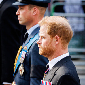 Le prince Harry et le prince William, prince de Galles - Procession cérémonielle du cercueil de la reine Elisabeth II du palais de Buckingham à Westminster Hall à Londres le 14 septembre 2022.
