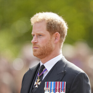 Le prince Harry, duc de Sussex - Procession cérémonielle du cercueil de la reine Elisabeth II du palais de Buckingham à Westminster Hall à Londres.