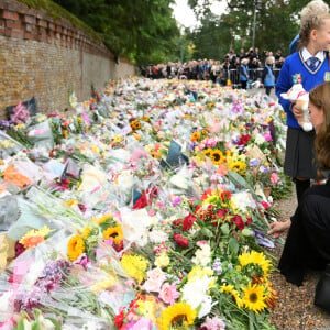 Le prince William, prince de Galles, et Catherine (Kate) Middleton, princesse de Galles regardent les hommages floraux laissés par les membres du public aux portes de Sandringham House à Norfolk, Royaume Uni, le 15 septembre 2022, après la mort de la reine Elisabeth II. 