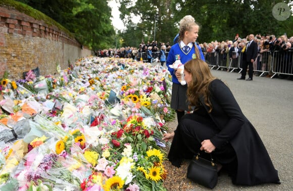 Le prince William, prince de Galles, et Catherine (Kate) Middleton, princesse de Galles regardent les hommages floraux laissés par les membres du public aux portes de Sandringham House à Norfolk, Royaume Uni, le 15 septembre 2022, après la mort de la reine Elisabeth II. 
