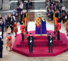 Des membres du public rendent hommage à la reine Elisabeth II à Westminster Hall à Londres, Royaume Uni. 
