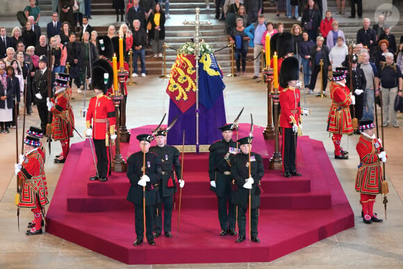 Des membres du public rendent hommage à la reine Elisabeth II à Westminster Hall à Londres, Royaume Uni, le 15 septembre 2022. 