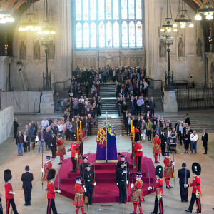 Des membres du public rendent hommage à la reine Elisabeth II à Westminster Hall à Londres, Royaume Uni, le 15 septembre 2022. 
