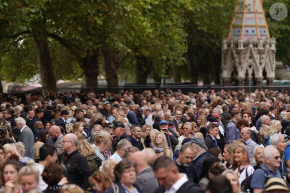 Les membres du public dans la file d'attente à Victoria Tower Gardens attendent plusieurs heures avant de pouvoir rendre hommage à la reine Elisabeth II à Westminster Hall à Londres, Royaume Uni, le 15 septembre 2022. 
