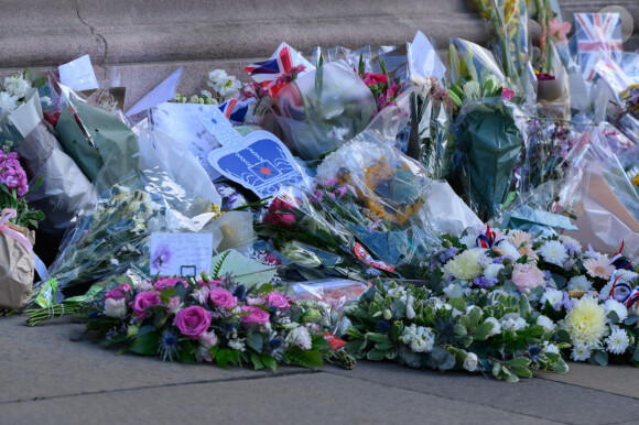 La princesse Anne rencontre les membres du public et admire les hommages floraux à la souveraine défunte devant l'hôtel de Ville lors d'une visite à Glasgow, le 15 septembre 2022. 