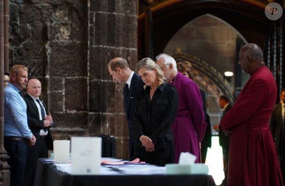 Le prince Edward, duc d'Edimbourg, et Sophie Rhys-Jones, duchesse d'Edimbourg, à la rencontre de la population de Manchester, le 15 septembre 2022.