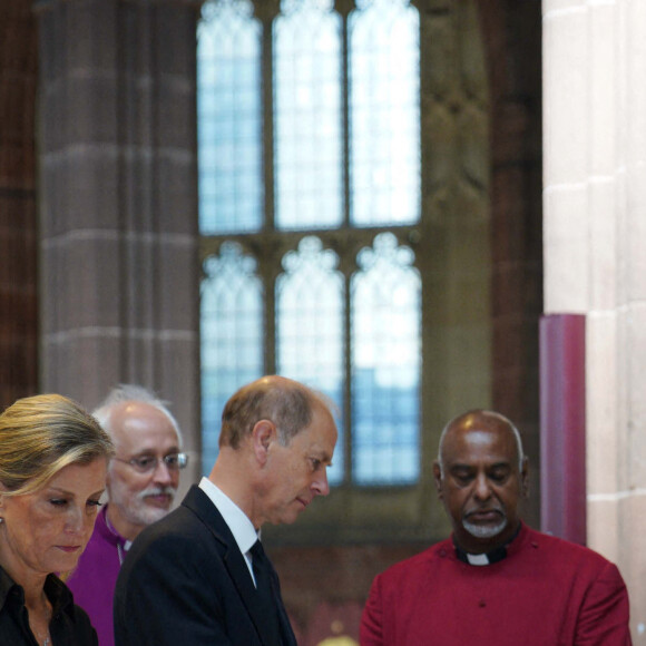 Le prince Edward, duc d'Edimbourg, et Sophie Rhys-Jones, duchesse d'Edimbourg, à la rencontre de la population de Manchester, le 15 septembre 2022.