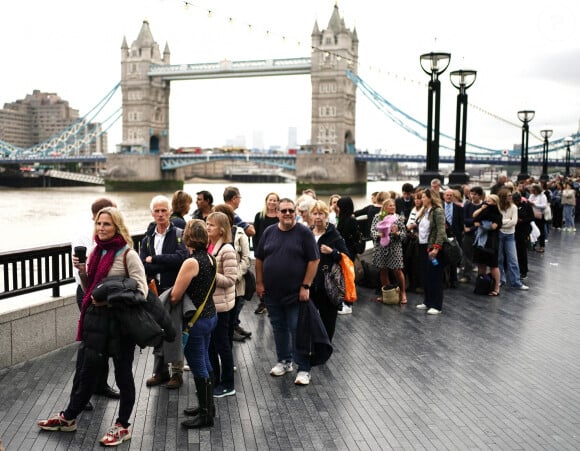 Les Britanniques et les touristes attendent plusieurs heures avant de pouvoir rendre hommage à la reine Elisabeth II à Westminster Hall à Londres, le 15 septembre 2022.