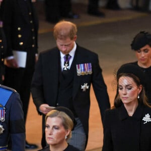 Sophie Rhys-Jones, duchesse d'Edimbourg, Le prince William, prince de Galles, et Catherine (Kate) Middleton, princesse de Galles, Le prince Harry, duc de Sussex et Meghan Markle, duchesse de Sussex - Intérieur - Procession cérémonielle du cercueil de la reine Elisabeth II du palais de Buckingham à Westminster Hall à Londres, où les Britanniques et les touristes du monde entier pourront lui rendre hommage jusqu'à ses obsèques prévues le 19 septembre 2022. Le 14 septembre 2022. 