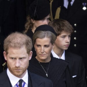 La princesse Anne, le prince Andrew, duc d'York, le prince Harry et Meghan Markle - Procession cérémonielle du cercueil de la reine Elisabeth II du palais de Buckingham à Westminster Hall à Londres le 14 septembre 2022. 