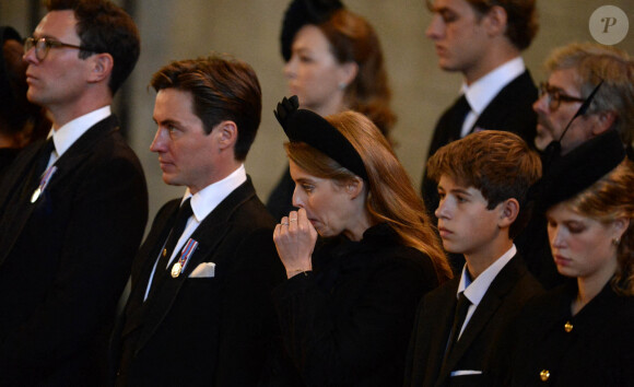 La princesse Beatrice d'York, James Mountbatten-Windsor - Procession cérémonielle du cercueil de la reine Elisabeth II du palais de Buckingham à Westminster Hall à Londres le 14 septembre 2022. © Photoshot / Panoramic / Bestimage 