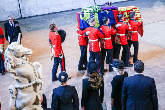 Illustration - Procession cérémonielle du cercueil de la reine Elisabeth II du palais de Buckingham à Westminster Hall à Londres le 14 septembre 2022. © Photoshot / Panoramic / Bestimage 