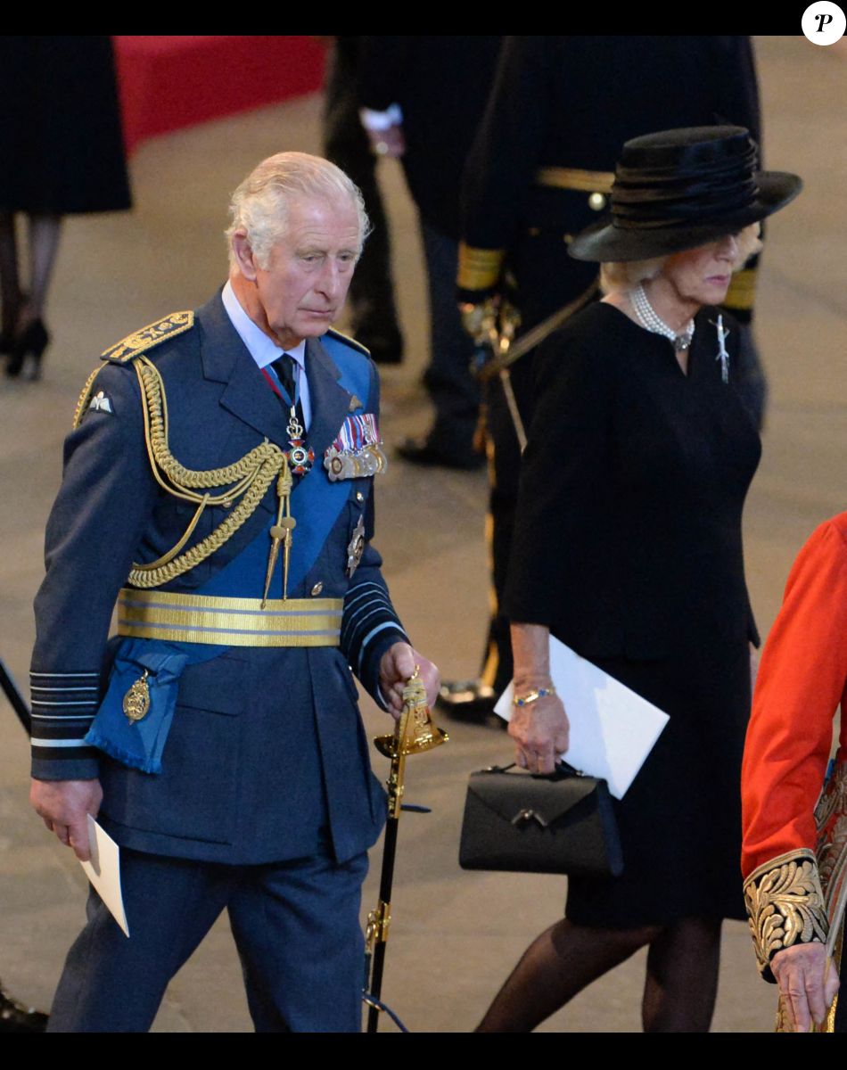 Le roi Charles III d'Angleterre et Camilla Parker Bowles, reine consort d'Angleterre - Procession cérémonielle du cercueil de la reine Elisabeth II du palais de Buckingham à Westminster Hall à Londres le 14 septembre 2022. © Photoshot / Panoramic / Bestimage