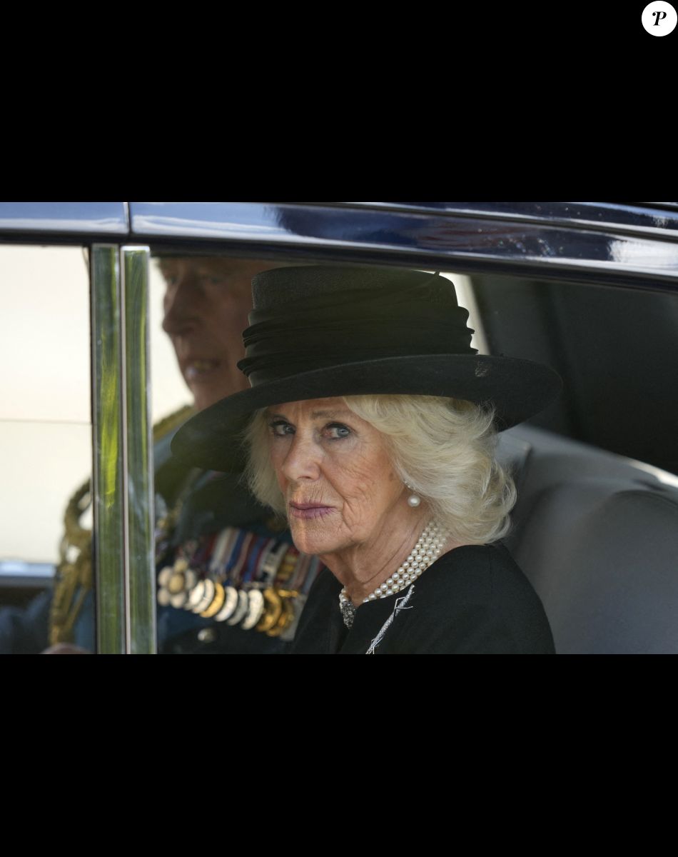 Le roi Charles III d'Angleterre et la reine consort Camilla Parker Bowles - Procession cérémonielle du cercueil de la reine Elisabeth II du palais de Buckingham à Westminster Hall à Londres. Le 14 septembre 2022