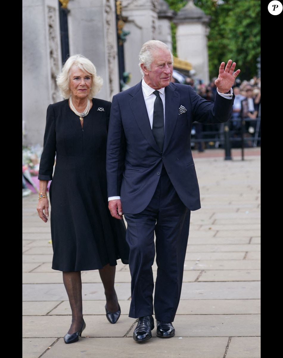 Le roi Charles III d'Angleterre et Camilla Parker Bowles, reine consort d'Angleterre, arrivent à Buckingham Palace, le 9 septembre 2022.