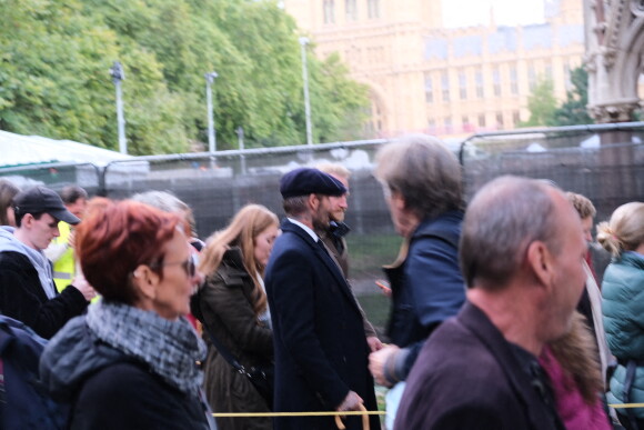 David Beckham vient rendre un hommage à la reine Elizabeth II d'Angleterre à Westminster Hall à Londres, le le 16 septembre 2022. L'ancien footballeur attend son tour dans la file d'attente au milieu des Britanniques et des touristes. Les funérailles de la souveraine se dérouleront le 19 septembre 2022.