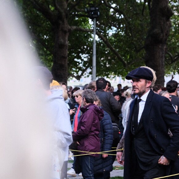 David Beckham vient rendre un hommage à la reine Elizabeth II d'Angleterre à Westminster Hall à Londres, le le 16 septembre 2022. L'ancien footballeur attend son tour dans la file d'attente au milieu des Britanniques et des touristes. Les funérailles de la souveraine se dérouleront le 19 septembre 2022.