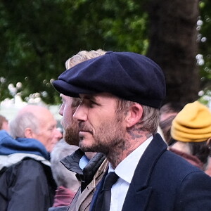 David Beckham vient rendre un hommage à la reine Elizabeth II d'Angleterre à Westminster Hall à Londres. L'ancien footballeur attend son tour dans la file d'attente au milieu des Britanniques et des touristes.