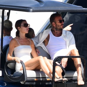 Exclusif - Prix Spécial - No web - Victoria et David Beckham, avec leurs enfants Harper, 11 ans, et Romeo, 19 ans, embarquent sur leur yacht à Palm Beach, le 3 août 2022. Merci de flouter le visage des enfants avant parution.  Exclusive - Special Price - No web - David Beckham takes wife Victoria Beckham and children Romeo and Harper to Palm Beach for the day on their yacht. August 3rd, 2022. Please pixelate children faces prior to publication 