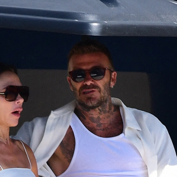 Exclusif - Prix Spécial - No web - Victoria et David Beckham, avec leurs enfants Harper, 11 ans, et Romeo, 19 ans, embarquent sur leur yacht à Palm Beach, le 3 août 2022. Merci de flouter le visage des enfants avant parution.  Exclusive - Special Price - No web - David Beckham takes wife Victoria Beckham and children Romeo and Harper to Palm Beach for the day on their yacht. August 3rd, 2022. Please pixelate children faces prior to publication 