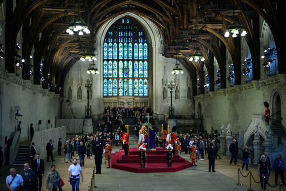 Le peuple s'arme de patience pour venir saluer une dernière fois la reine Elizabeth II d'Angleterre à Westminster Hall, Londres le 15 septembre 2022. 