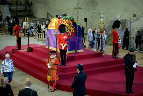 Le peuple s'arme de patience pour venir saluer une dernière fois la reine Elizabeth II d'Angleterre à Westminster Hall, Londres le 15 septembre 2022. 