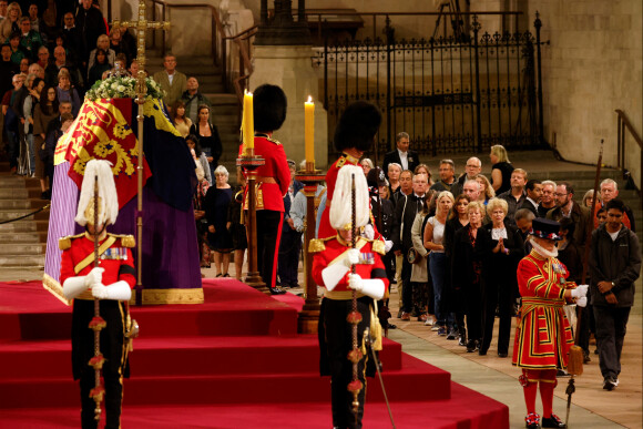 Le cercueil de la reine Elizabeth II d'Angleterre est exposé au public à Westminster Hall, Londres le 15 septembre 2022. 