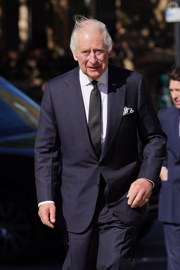 Le roi Charles III d'Angleterre, arrive pour une visite à la salle des opérations spéciales du Metropolitan Police Service (SOR) Lambeth HQ, dans le sud de Londres, Royaume Uni, le 17 septembre 2022, pour remercier les travailleurs des services d'urgence pour leur travail et leur soutien avant les funérailles de la reine Elizabeth II. 