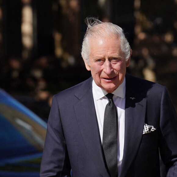 Le roi Charles III d'Angleterre, arrive pour une visite à la salle des opérations spéciales du Metropolitan Police Service (SOR) Lambeth HQ, dans le sud de Londres, Royaume Uni, le 17 septembre 2022, pour remercier les travailleurs des services d'urgence pour leur travail et leur soutien avant les funérailles de la reine Elizabeth II. 