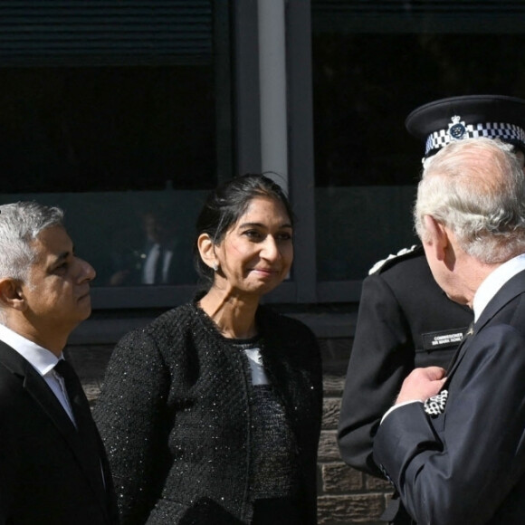 Le roi Charles III d'Angleterre, arrive pour une visite à la salle des opérations spéciales du Metropolitan Police Service (SOR) Lambeth HQ, dans le sud de Londres, Royaume Uni, le 17 septembre 2022, pour remercier les travailleurs des services d'urgence pour leur travail et leur soutien avant les funérailles de la reine Elizabeth II. 