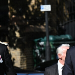 Le roi Charles III d'Angleterre, arrive pour une visite à la salle des opérations spéciales du Metropolitan Police Service (SOR) Lambeth HQ, dans le sud de Londres, Royaume Uni, le 17 septembre 2022, pour remercier les travailleurs des services d'urgence pour leur travail et leur soutien avant les funérailles de la reine Elizabeth II. 