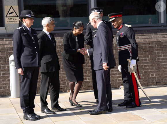 Le roi Charles III d'Angleterre, arrive pour une visite à la salle des opérations spéciales du Metropolitan Police Service (SOR) Lambeth HQ, dans le sud de Londres, Royaume Uni, le 17 septembre 2022, pour remercier les travailleurs des services d'urgence pour leur travail et leur soutien avant les funérailles de la reine Elizabeth II. 