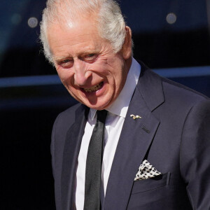 Le roi Charles III d'Angleterre, arrive pour une visite à la salle des opérations spéciales du Metropolitan Police Service (SOR) Lambeth HQ, dans le sud de Londres, Royaume Uni, le 17 septembre 2022, pour remercier les travailleurs des services d'urgence pour leur travail et leur soutien avant les funérailles de la reine Elizabeth II. 