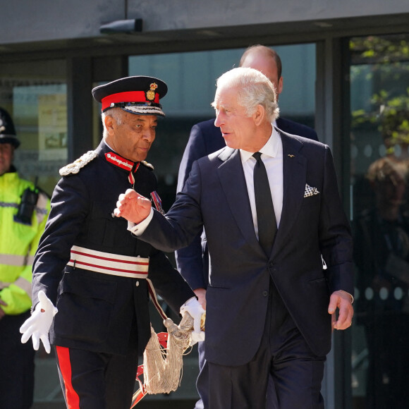 Le roi Charles III d'Angleterre, arrive pour une visite à la salle des opérations spéciales du Metropolitan Police Service (SOR) Lambeth HQ, dans le sud de Londres, Royaume Uni, le 17 septembre 2022, pour remercier les travailleurs des services d'urgence pour leur travail et leur soutien avant les funérailles de la reine Elizabeth II. 