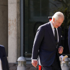 Le roi Charles III d'Angleterre, arrive pour une visite à la salle des opérations spéciales du Metropolitan Police Service (SOR) Lambeth HQ, dans le sud de Londres, Royaume Uni, le 17 septembre 2022, pour remercier les travailleurs des services d'urgence pour leur travail et leur soutien avant les funérailles de la reine Elizabeth II. 