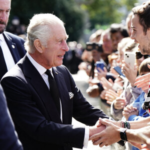 Le roi Charles III d'Angleterre rencontre les membres du public dans la file d'attente pour voir la reine Elizabeth II près de Lambeth Bridge à Londres, Royaume Uni