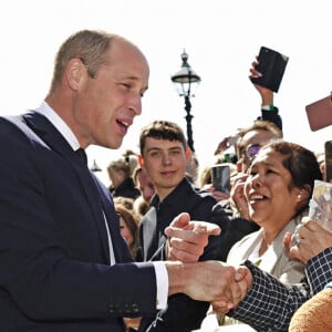Le prince William, prince de Galles, rencontrent les membres du public dans la file d'attente pour voir la reine Elizabeth II près de Lambeth Bridge à Londres, Royaume Uni, le 17 septembre 2022. 