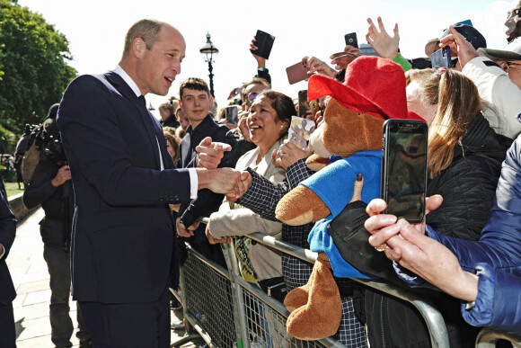 Le prince William, prince de Galles, rencontrent les membres du public dans la file d'attente pour voir la reine Elizabeth II près de Lambeth Bridge à Londres, Royaume Uni, le 17 septembre 2022. 