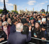 Le roi Charles III d'Angleterre rencontre les membres du public dans la file d'attente pour voir la reine Elizabeth II près de Lambeth Bridge à Londres, Royaume Uni, le 17 septembre 2022. 