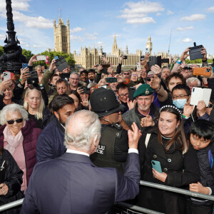 Le roi Charles III d'Angleterre rencontre les membres du public dans la file d'attente pour voir la reine Elizabeth II près de Lambeth Bridge à Londres, Royaume Uni, le 17 septembre 2022. 