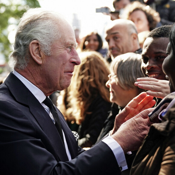 Le roi Charles III d'Angleterre rencontre les membres du public dans la file d'attente pour voir la reine Elizabeth II près de Lambeth Bridge à Londres, Royaume Uni, le 17 septembre 2022. 