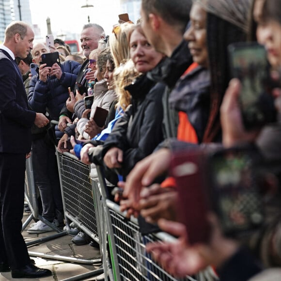 Le prince William, prince de Galles, rencontrent les membres du public dans la file d'attente pour voir la reine Elizabeth II près de Lambeth Bridge à Londres, Royaume Uni, le 17 septembre 2022. 