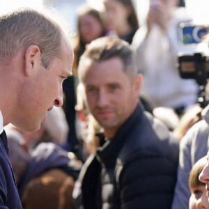 Le prince William, prince de Galles, rencontrent les membres du public dans la file d'attente pour voir la reine Elizabeth II près de Lambeth Bridge à Londres, Royaume Uni, le 17 septembre 2022. 