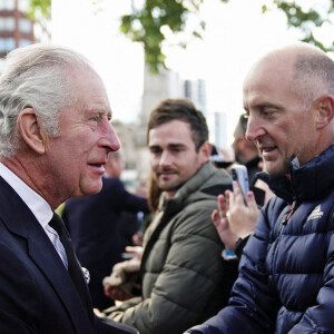 Le roi Charles III d'Angleterre rencontre les membres du public dans la file d'attente pour voir la reine Elizabeth II près de Lambeth Bridge à Londres, Royaume Uni, le 17 septembre 2022. 