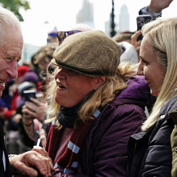 Le roi Charles III d'Angleterre rencontre les membres du public dans la file d'attente pour voir la reine Elizabeth II près de Lambeth Bridge à Londres, Royaume Uni, le 17 septembre 2022. 