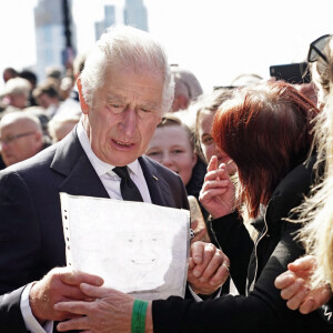 Le roi Charles III d'Angleterre rencontre les membres du public dans la file d'attente pour voir la reine Elizabeth II près de Lambeth Bridge à Londres, Royaume Uni, le 17 septembre 2022. 