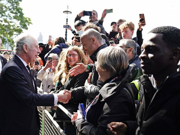 Le roi Charles III d'Angleterre rencontre les membres du public dans la file d'attente pour voir la reine Elizabeth II près de Lambeth Bridge à Londres, Royaume Uni, le 17 septembre 2022. 