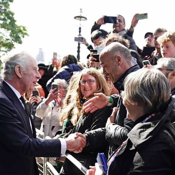 Le roi Charles III d'Angleterre rencontre les membres du public dans la file d'attente pour voir la reine Elizabeth II près de Lambeth Bridge à Londres, Royaume Uni, le 17 septembre 2022. 