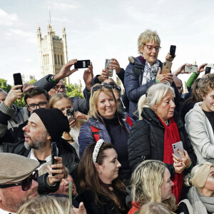 Le prince William, prince de Galles, rencontrent les membres du public dans la file d'attente pour voir la reine Elizabeth II près de Lambeth Bridge à Londres, Royaume Uni, le 17 septembre 2022. 